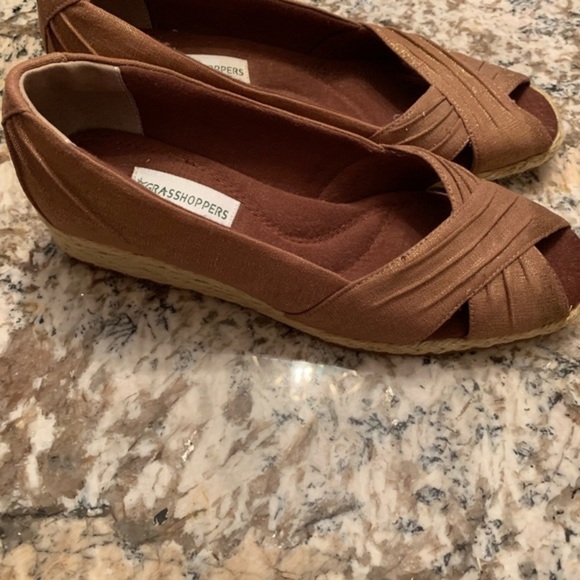 Grasshoppers Shoes Size 7 Open Toed Bronze Wedge - Picture 5 of 6